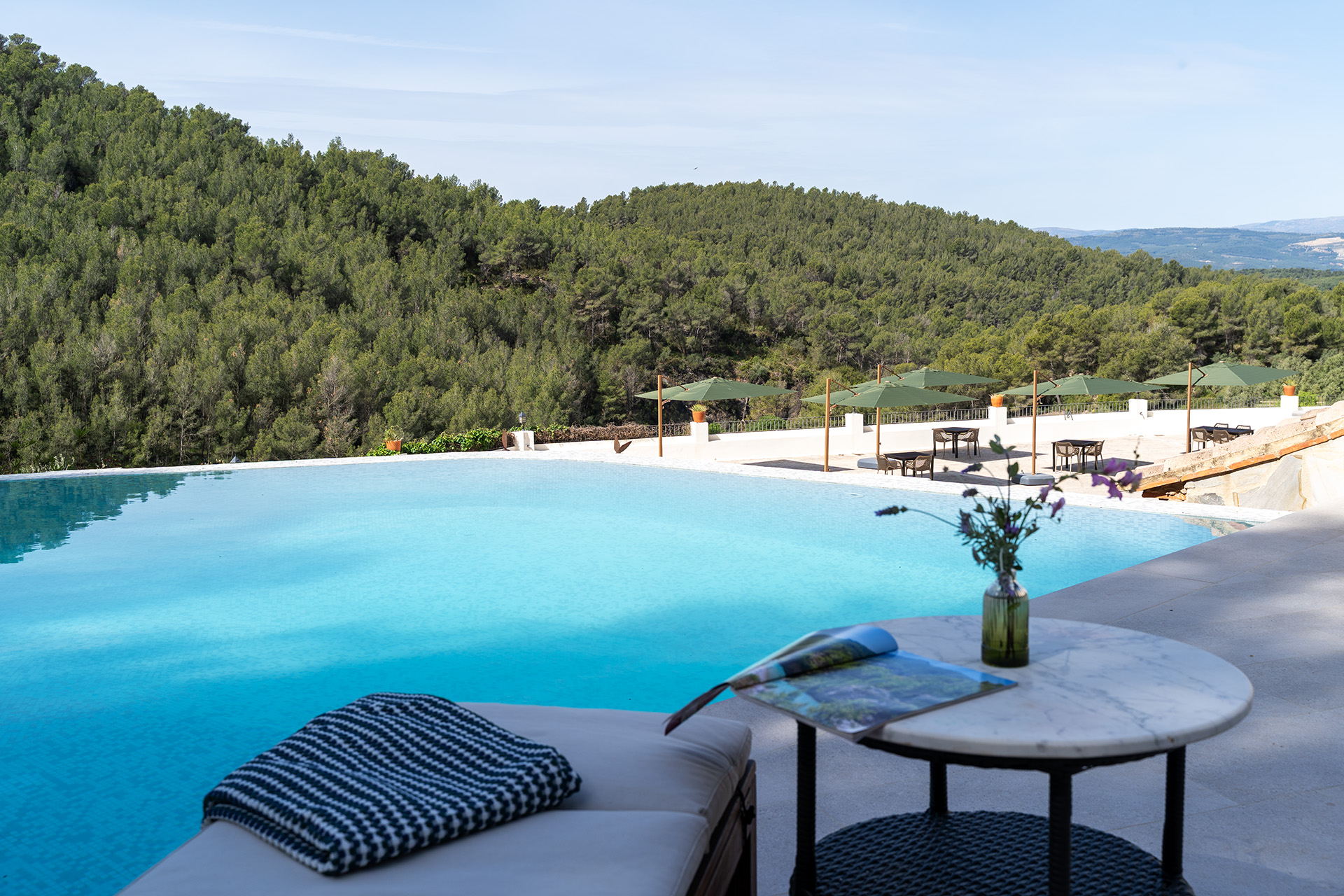 Infinity pool met uitzicht over de Sierra Calderona bij Masia de Matuta, locatie van de leiderschapsretreat voor vrouwen