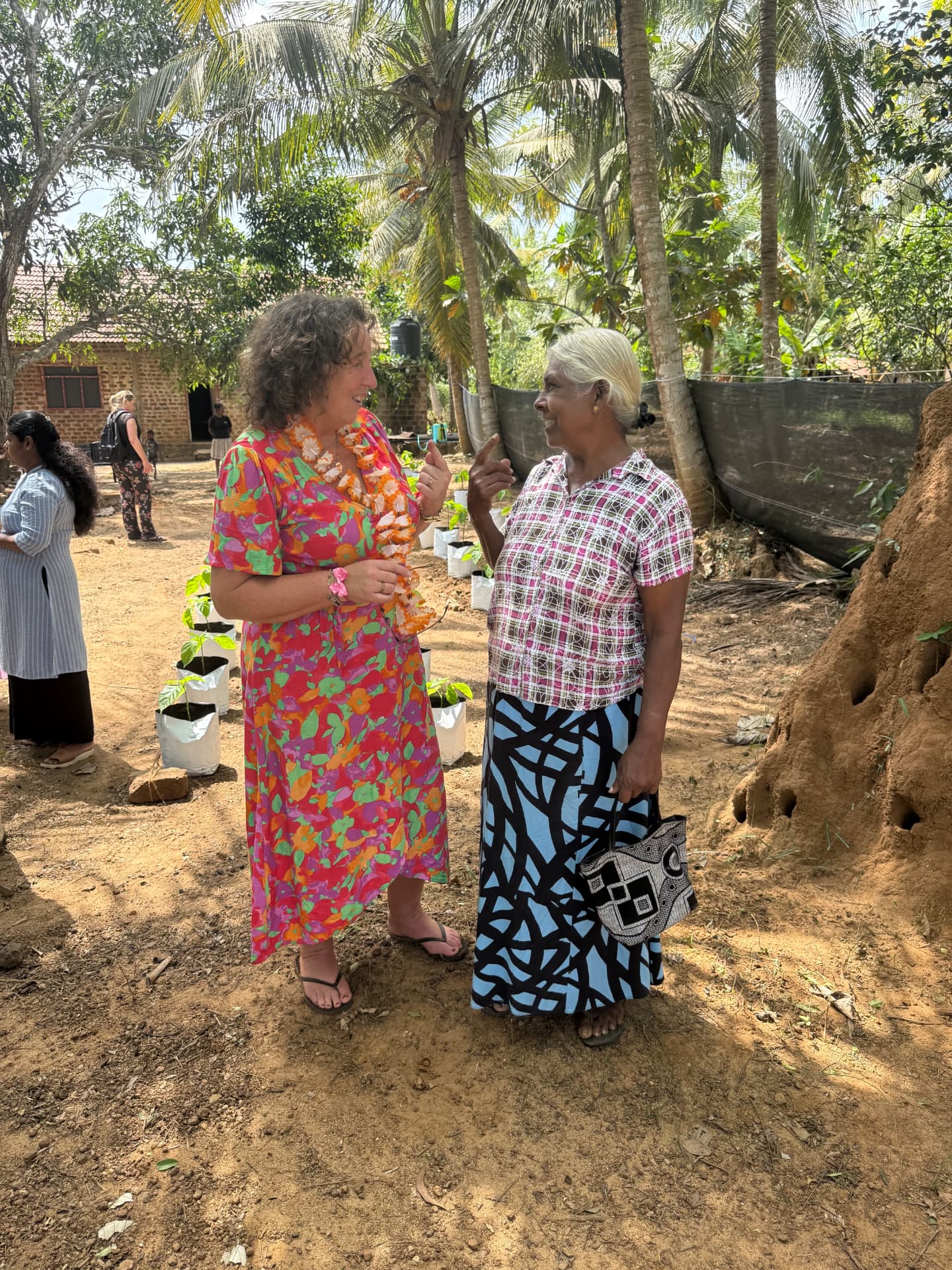 Heidi in gesprek met een vrouw tijdens een bezoek aan een project in Sri Lanka