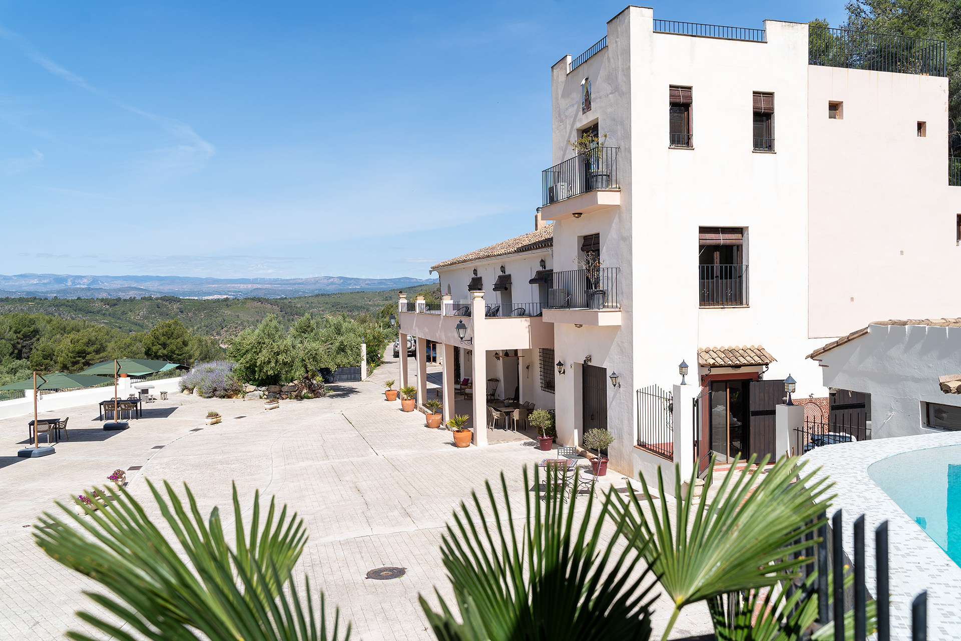 Het binnenplein van het 300 jaar oude olijvenlandgoed Masia de Matuta, vlakbij Valencia